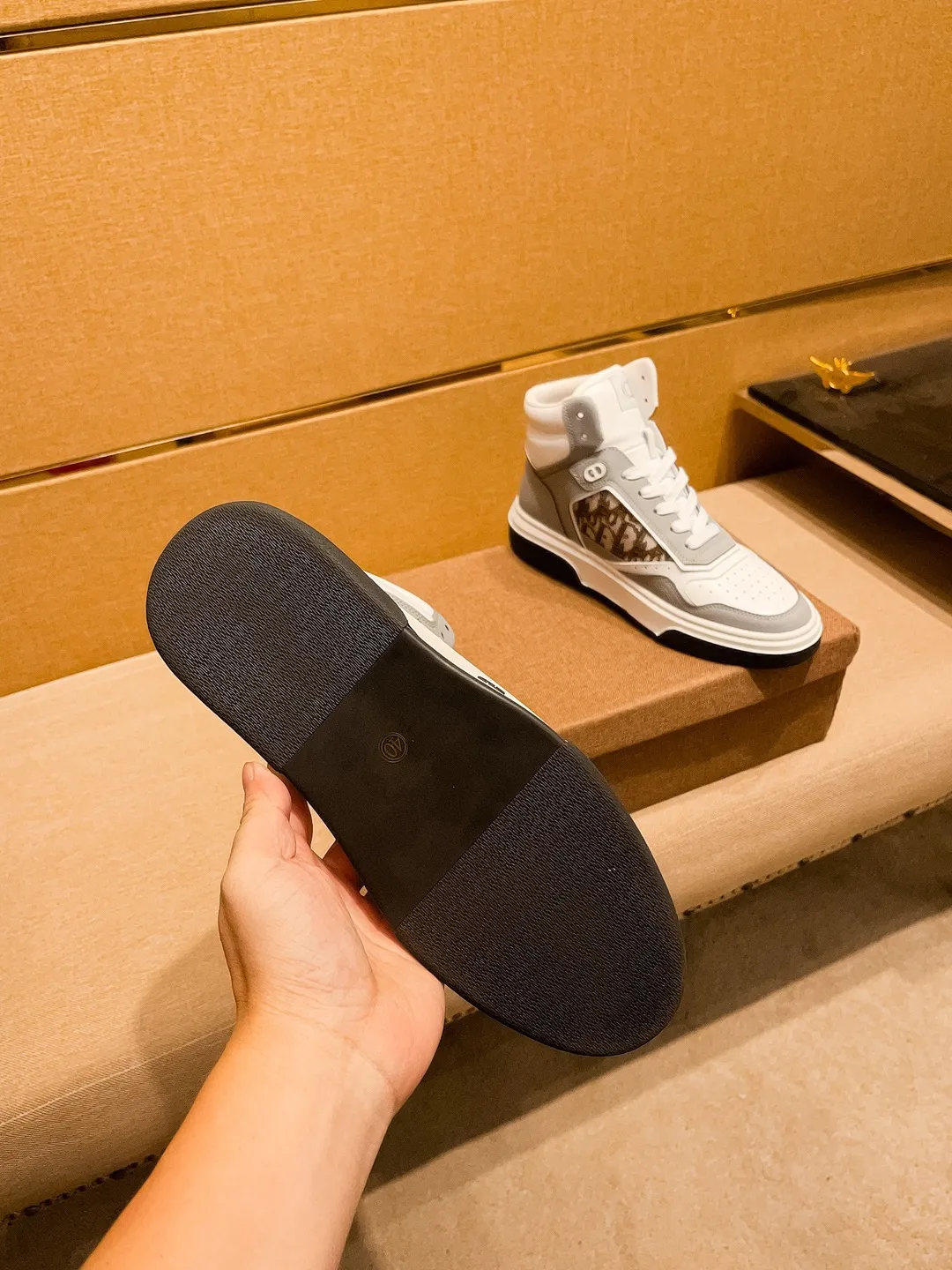 Men's shoes💰 480💰[Dior]🔥 High-end men's shoes brand official website 1:1 latest masterpiece: the upper is made of Italian imported first-layer cowhide with a comfortable and breathable lining➕original non-slip and wear-resistant outsole🔥, making walking more convenient and comfortable! An exclusive new model, a stunning work, a beautiful 1:1 replica [color] compared to the official quality! Create a fashionable personality to set off your uniqueness! A must-have for trendy men! Classic 🔥Size: 38-44 Color: 🔥 3⃣️colors available🔥.